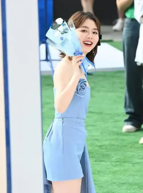 在娱乐圈中,谭松韵以其甜美的笑容和清新的形象俘获了无数粉丝的心.