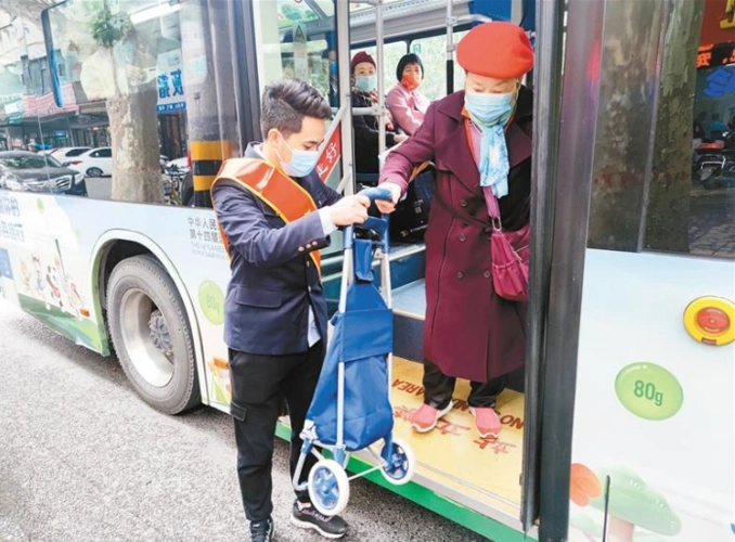 上车扶下车等 将敬老爱老融入细节