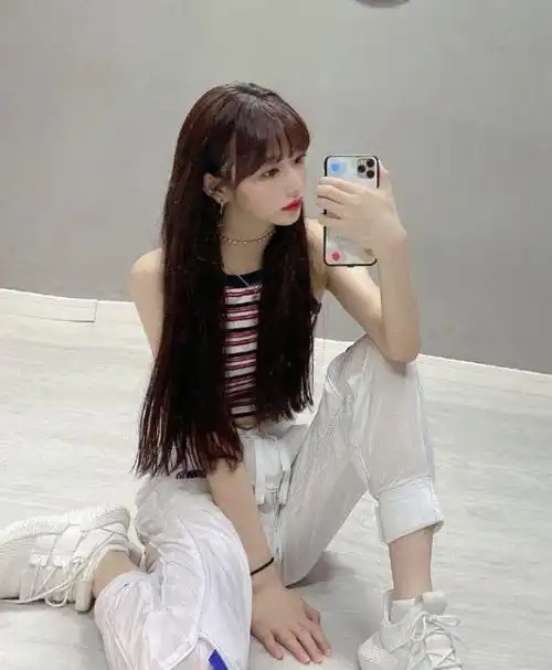 背负百万债务却仍逆风翻盘孔雪儿个人写真2012年参加了韩国jyp组织的