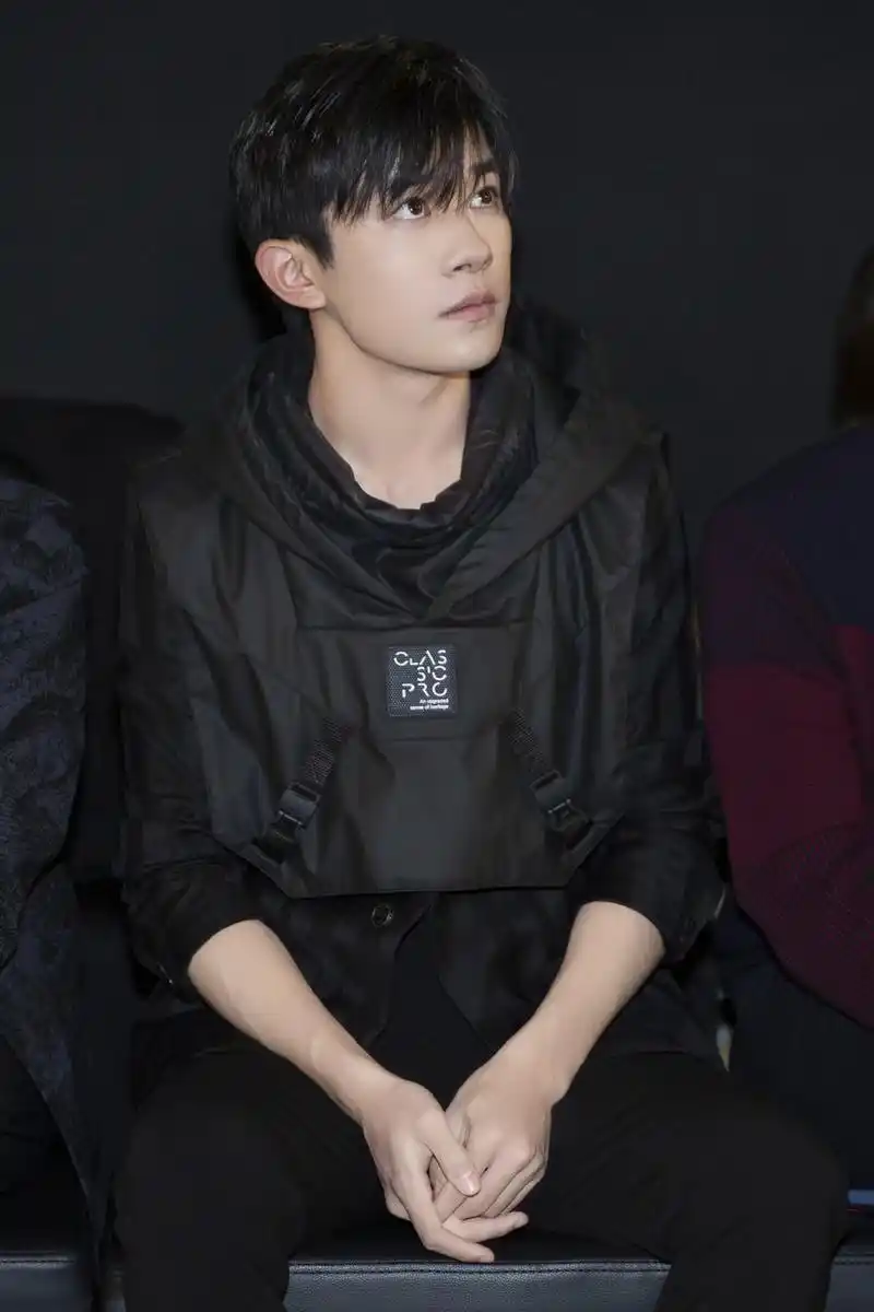 [tfboys][新闻]201024 易烊千玺微博更新今日活动图,很开心与armani