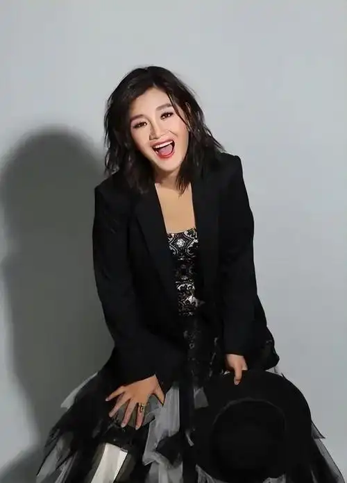 跳梁小丑"降央卓玛跌落神坛,不再被世界宽容,刀郎:不会原谅