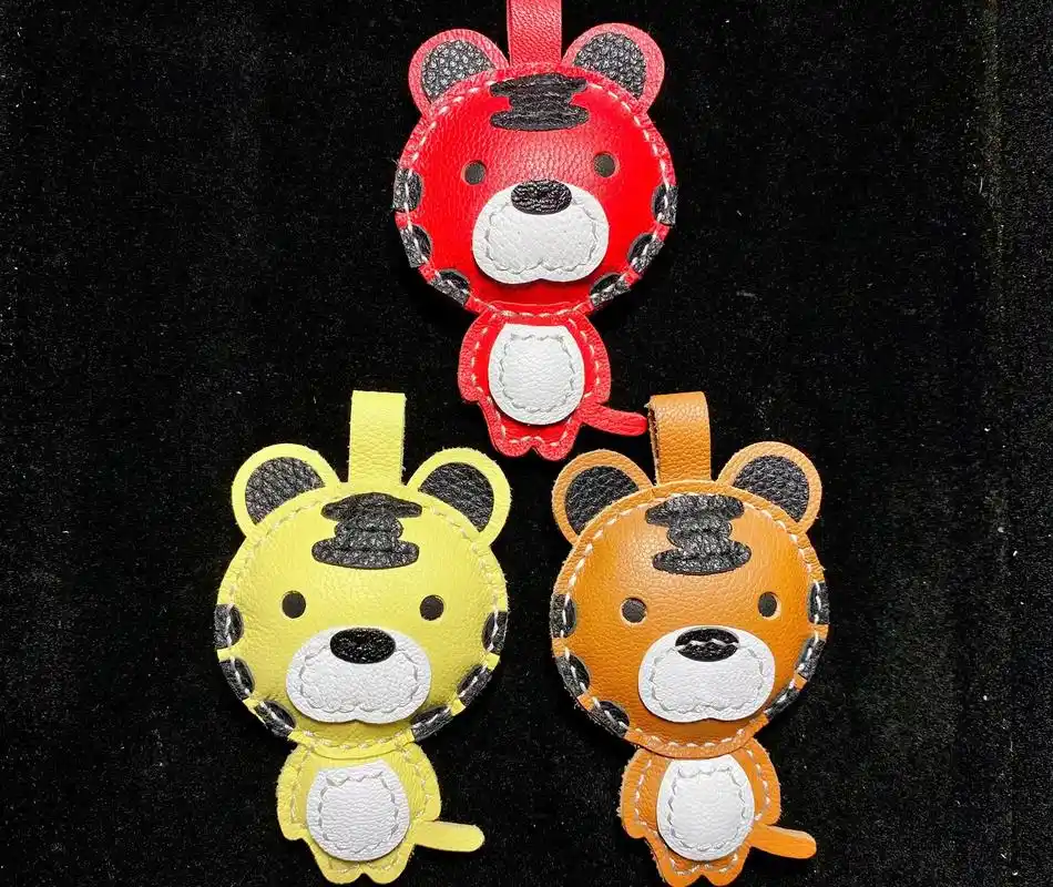 可可爱爱小老虎手缝真皮挂件挂饰.#老虎挂件 #手工diy # - 抖音