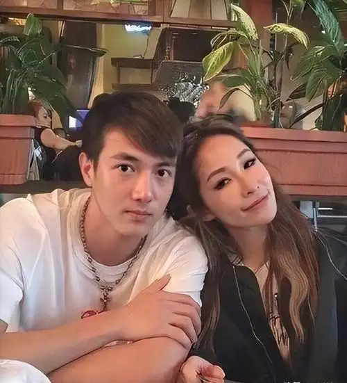 萧亚轩的感情生活,虽然至今单身未婚,却过得非常幸福快乐