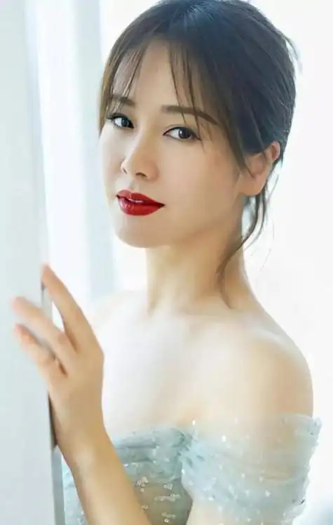 真乃人间尤物!46岁魅惑尤物!左小青性感如少女,令人着迷!_女性_情感_