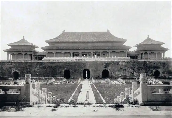 日本摄影师拍摄的1900年紫禁城,一片破败景象
