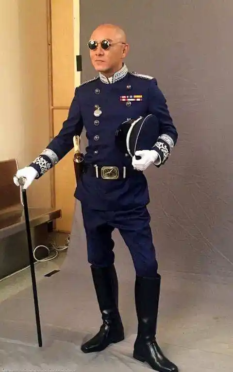 张卫健官方身高170cm,但据说只有166cm,年轻时的张卫健绝对能在小鲜肉