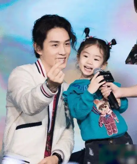 戚薇女儿又生气啦嘟嘴皱眉太可爱了网友简直跟戚薇一模一样