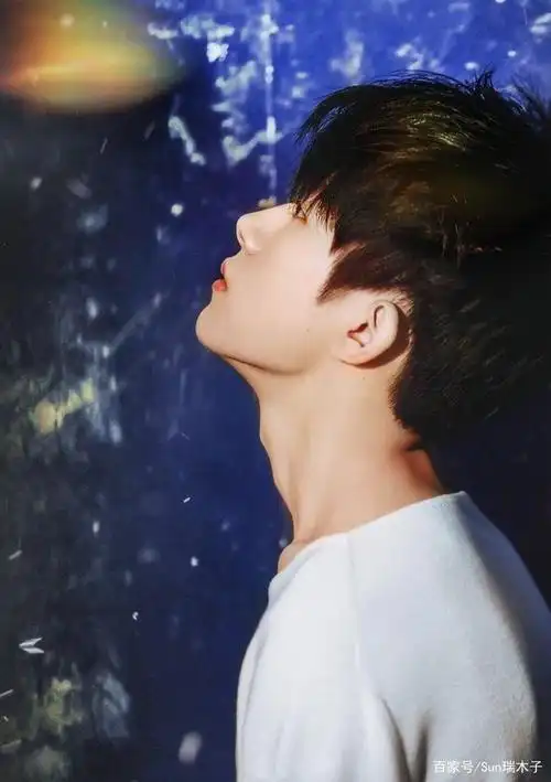 易烊千玺:侧颜就很绝,有男人的专属硬朗,也有少年清秀之感!