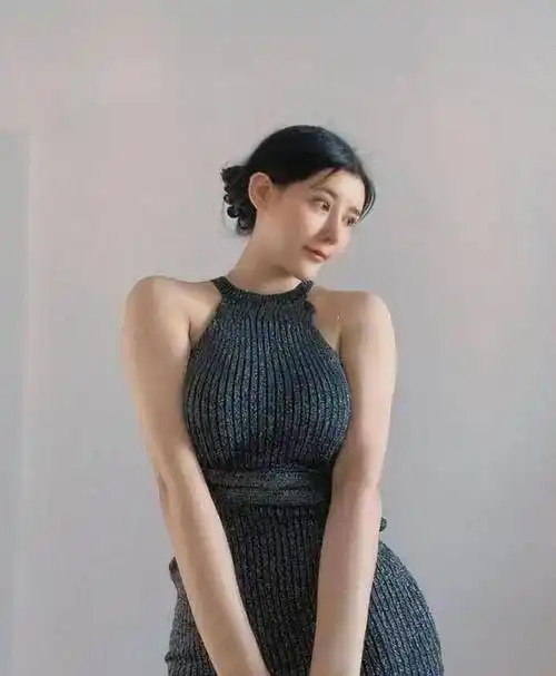 "桃花女郎"刘太阳晒出美照,体重130斤臀围100cm,网友:太馋了_身材