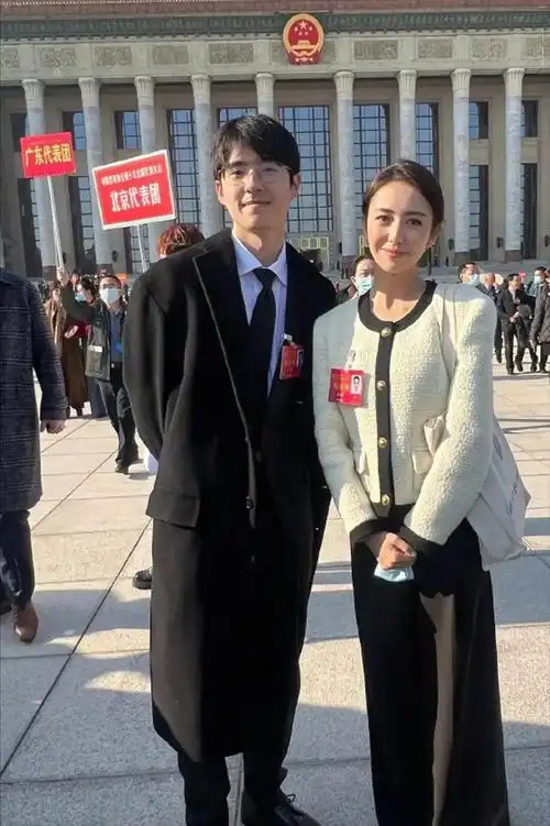 喜得二胎贵子的王雷,185身高配一身黑西装出镜,身姿笔挺,满满正能量