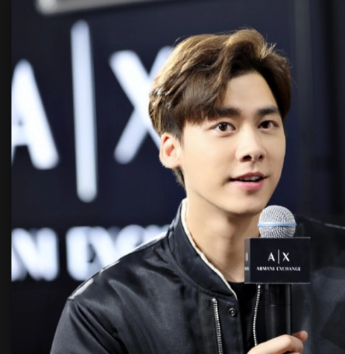 李易峰穿黑夹克帅气出席活动 露笑表情逗趣获粉丝合影