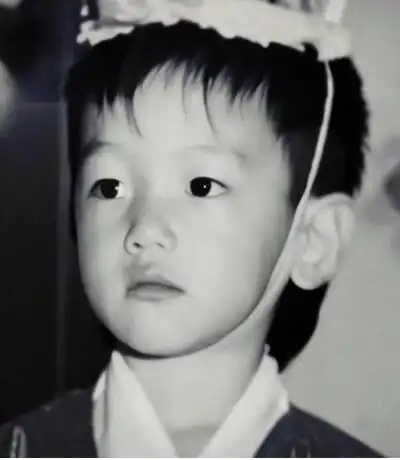 高清 非常全的伯贤小时候的照片(婴儿 童年时期)右边蓝衣服的好像妈妈