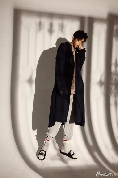 梁靖康最新写真曝光 酷帅有型魅力尽显