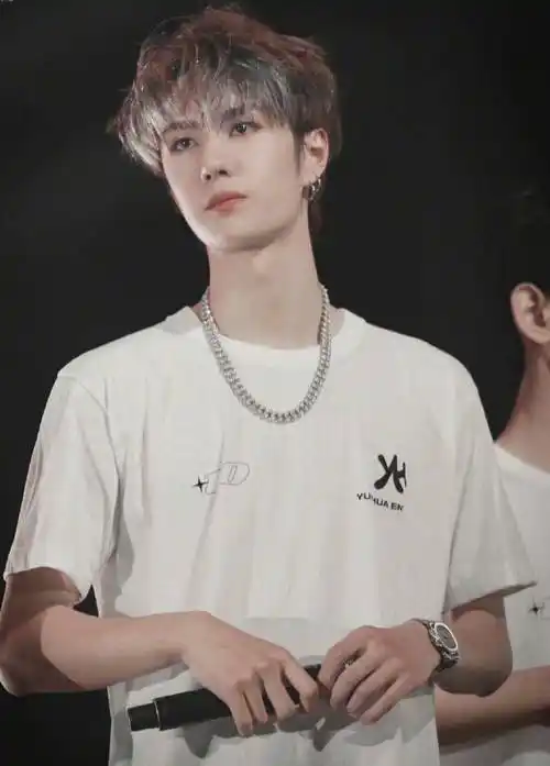 王一博又搞发型!