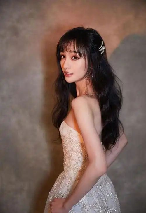 郑爽为走性感路线,增肥秒变包子脸,身材也终于开始"柳岩化"