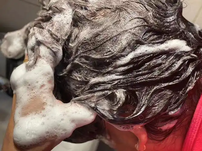 泡沫很细腻 要在头发上停留一段时间 洗完头特别顺滑 完全省去护发素