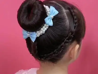 炎炎夏日,头发全部盘起来,凉快又好看#儿童编发 #夏日清凉发型 #儿童