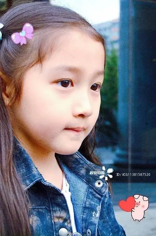 关晓彤幼儿时期童年照##关晓彤童年照像洋娃娃