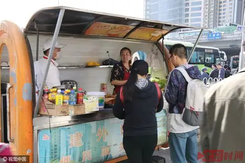 玩真的 | 早餐车消失了 摆摊的又来了