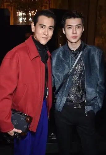 男神也无法摆脱中年油腻,彭于晏与吴世勋合照缺点尽显,这下巴像假的