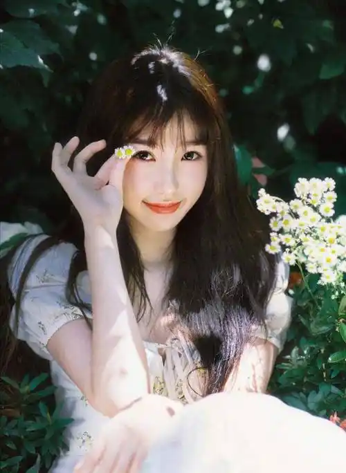 虞书欣晒红色时尚美照,大秀迷人时尚曲线,湿发披肩尽显复古时尚