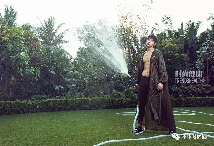 中,洲洲洲一改邻家男孩形象,结实的巧克力腹肌实在是让小编脸红心跳