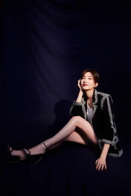 面露甜笑秀白皙美腿性感诱人 : 江疏影工作室在微博晒出一组美照,照片