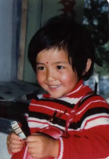 佟丽娅被指假唱微博求原谅 揭罕见搞怪生活照