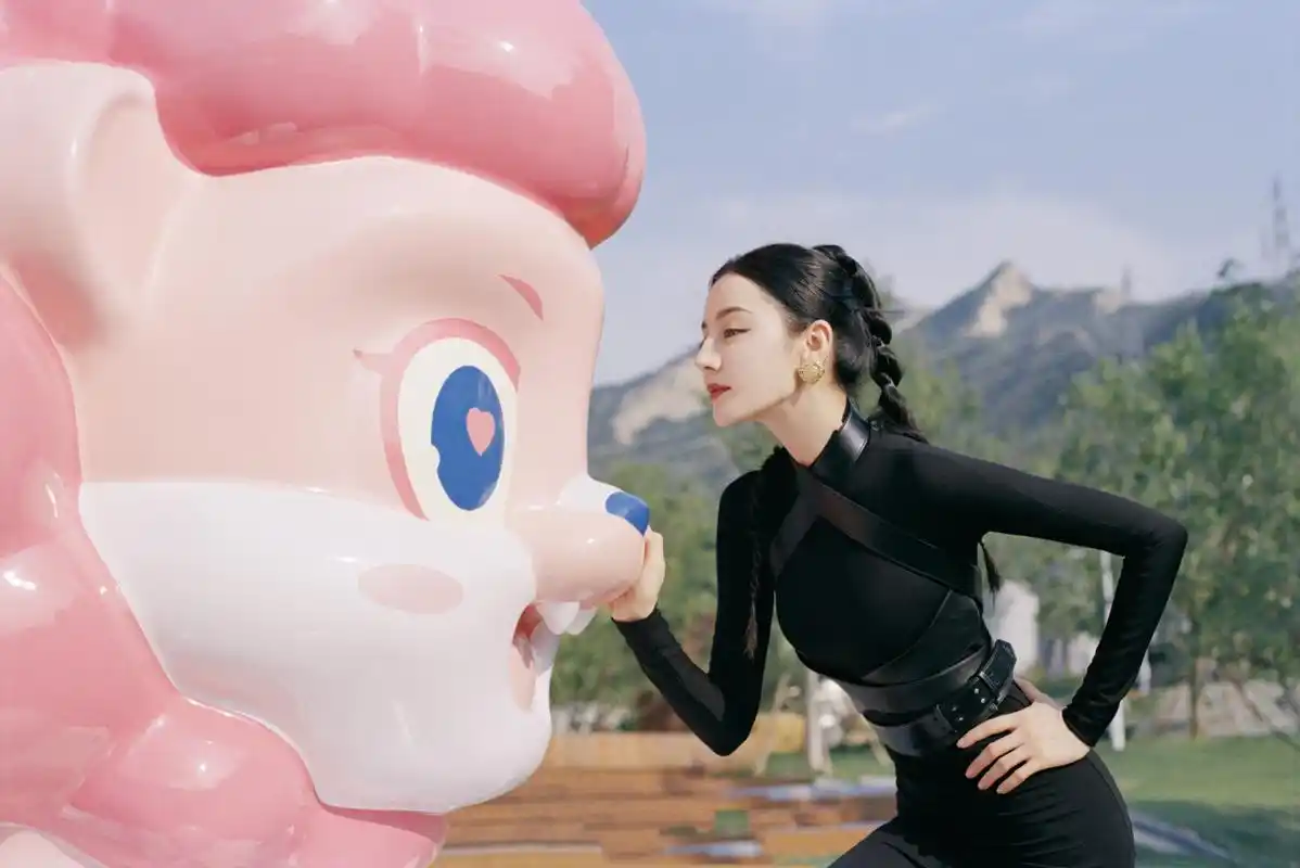 迪丽热巴太有童心了,在迪士尼乐园和卡通人物来了一次亲密接触,羡煞旁