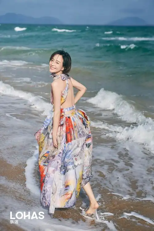 张钧甯海岛度假封面大片 元气短发展现随性洒脱