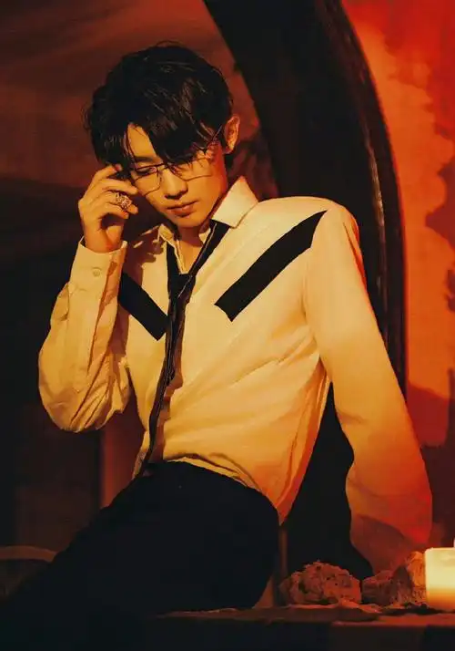 马嘉祺黑衬衫眼镜杀