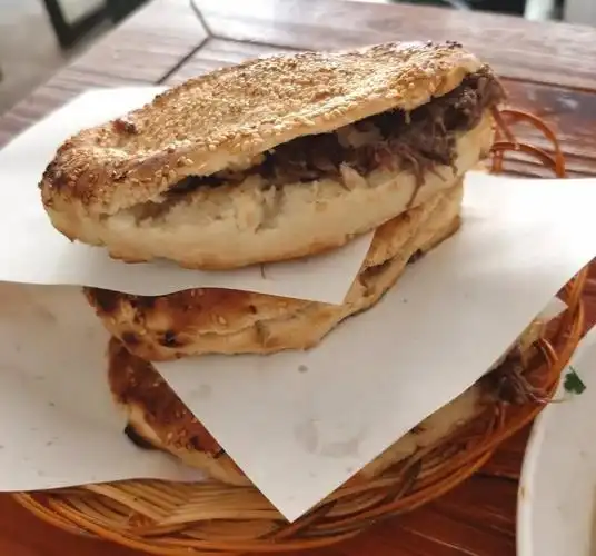 推荐菜:介绍:地址(在哪里):烧饼夹热羊肉位于商丘市民权县江山大道中