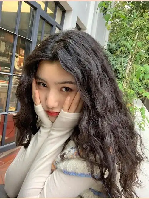 圆脸女生烫完真的太减龄啦法式卷发真香