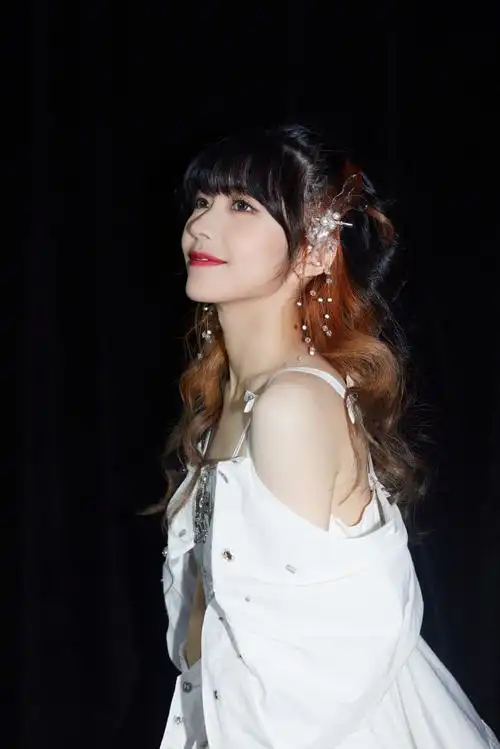 赖美云首专出发地平线