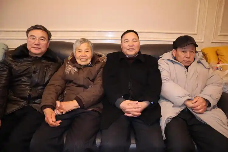 美篇下面的都是三舅与妻子,儿子,女儿,兄弟姐姐等亲人们在一起的照片