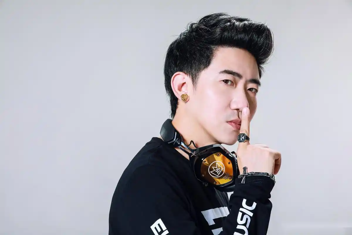 距离我的最新单曲《那美好》发行还有1天!