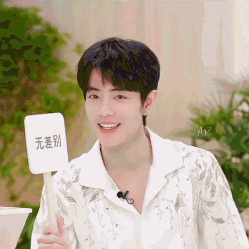 肖战超话#肖战花衬衫直播造型#  对小飞侠来说,纸巾,湿巾,心相印是