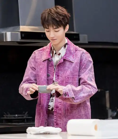 王俊凯最新综艺照淡紫牛仔套装搭小螃蟹衬衫完全阳光美少年
