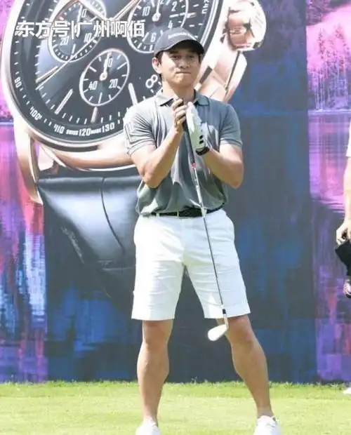 吴奇隆年过半百也坚持运动穿灰色polo衫肌肉撑满尽显稳重帅气