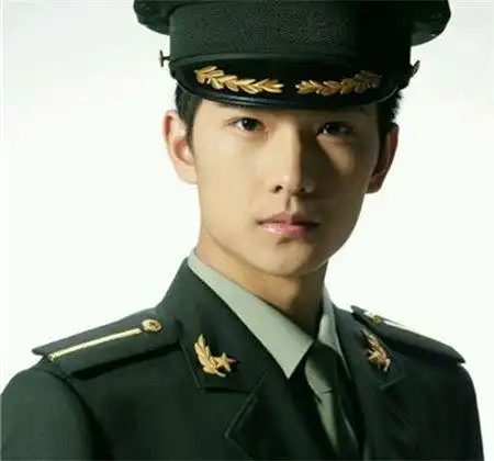 图吴亦凡军装照帅到炸裂那些穿军装英气逼人的男明星