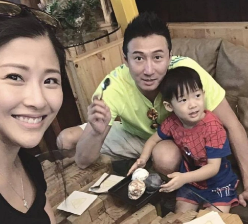 组图:洪金宝3岁长孙近照曝光 眉眼帅气像爸爸