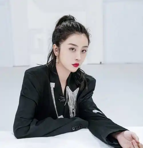 当宣布刘雨昕排名后虞书欣与赵小棠抱团的表情太明显网友婊里婊气