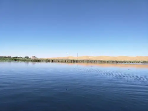 旅行 圣洁月亮湖,优美南寺位于内蒙古自治区阿拉善盟阿拉善左旗境内