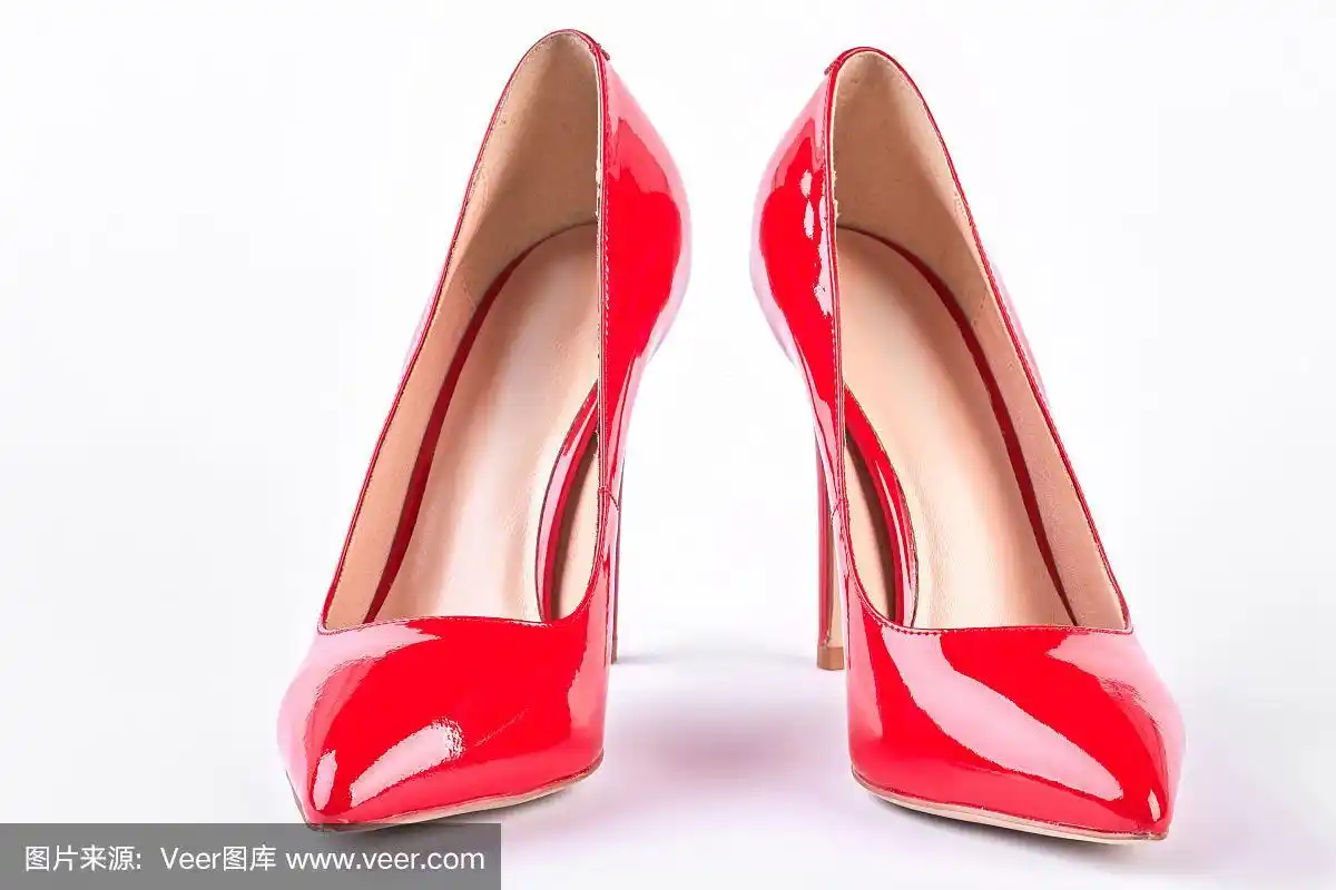 白色背景上的一双红色高跟鞋.