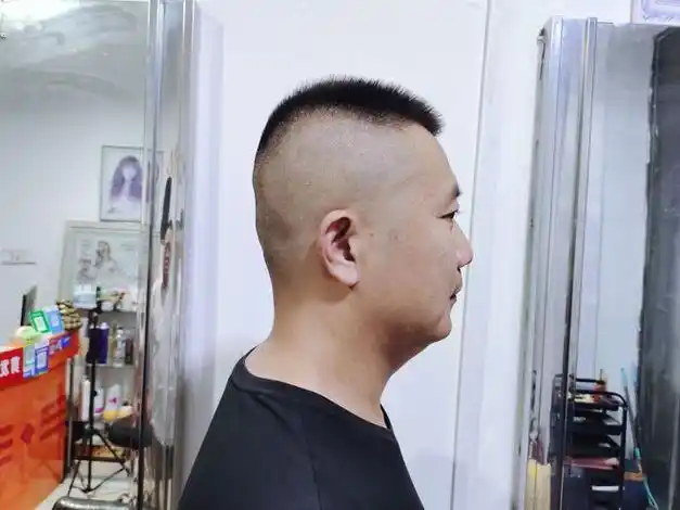 短发平头是一款经典的男士发型,它一直以来都备受欢迎.