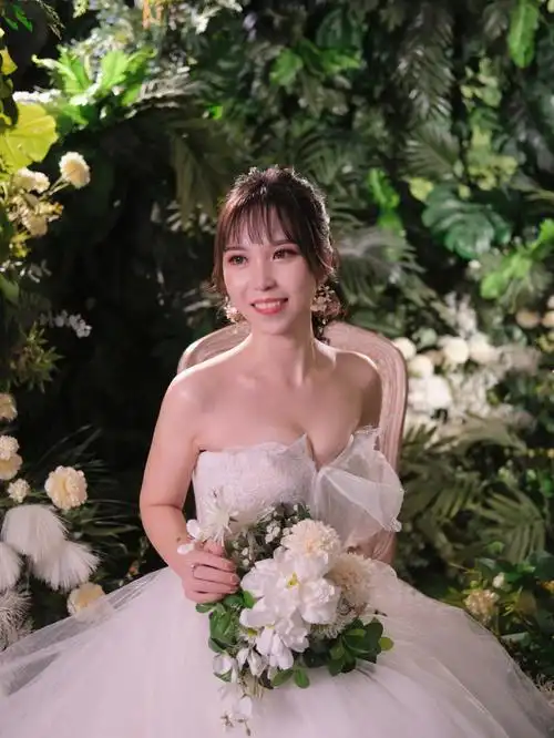 爱笑的女孩今天婚纱照作品