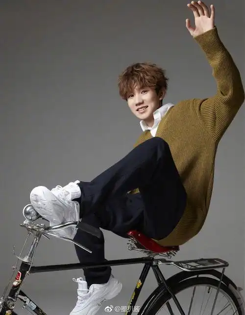 王源《时尚cosmo十月刊内页大片曝光