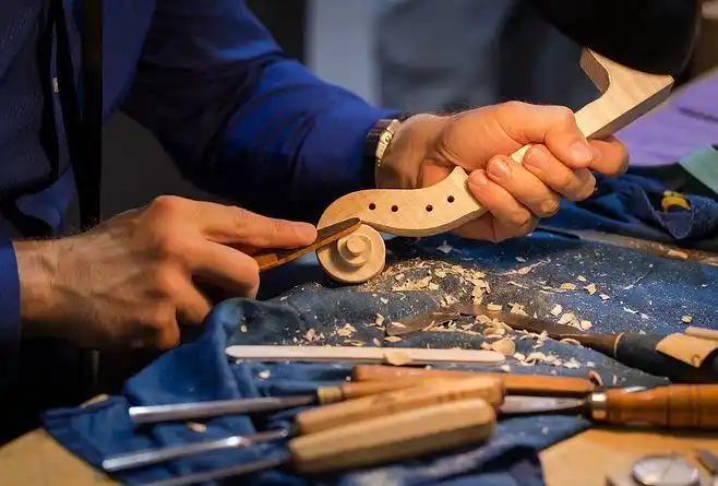 工匠制作小提琴 by baf11ef1743d7b028a33972bc1ed59165 on 500px