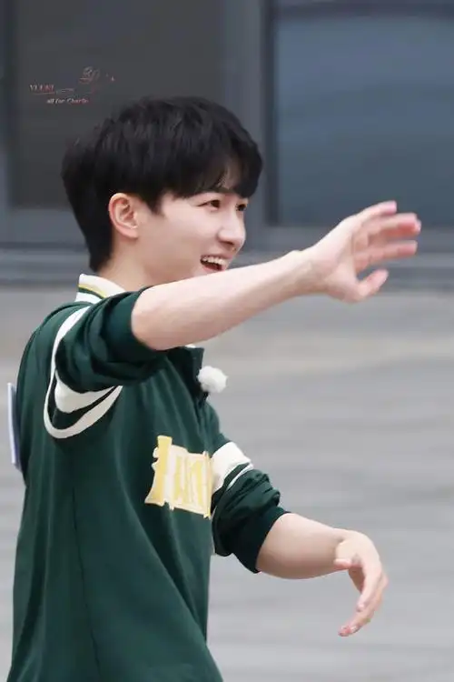 周深超话|#周深奔跑吧#相当夸张的手臂肌肉线条prprprprprprpr@卡布叻