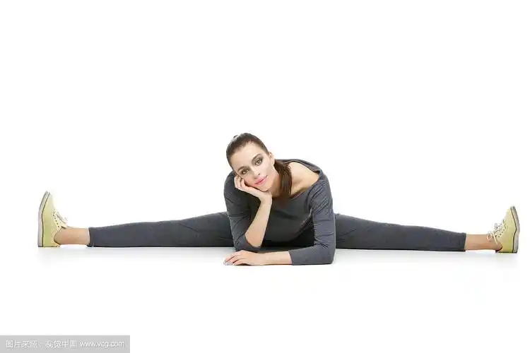 在白色背景下做劈叉的女人